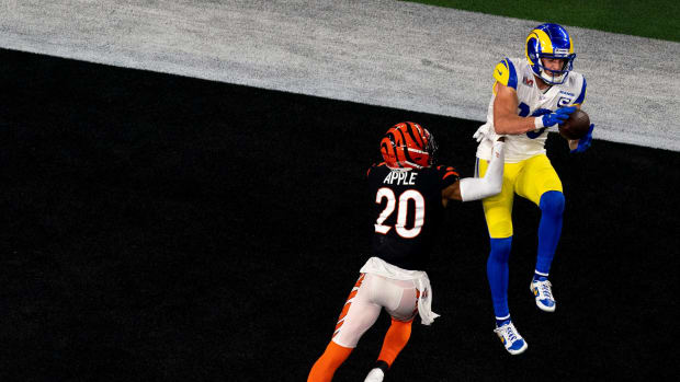 Los Angeles Rams wide receiver Cooper Kupp (10) scores the go ahead touchdown as Cincinnati Bengals cornerback Eli Apple (20) defends in the fourth quarter during Super Bowl 56, Sunday, Feb. 13, 2022, at SoFi Stadium in Inglewood, Calif. Nfl Super Bowl 56 Los Angeles Rams Vs Cincinnati Bengals Feb 13 2022 Albert Cesare 3765